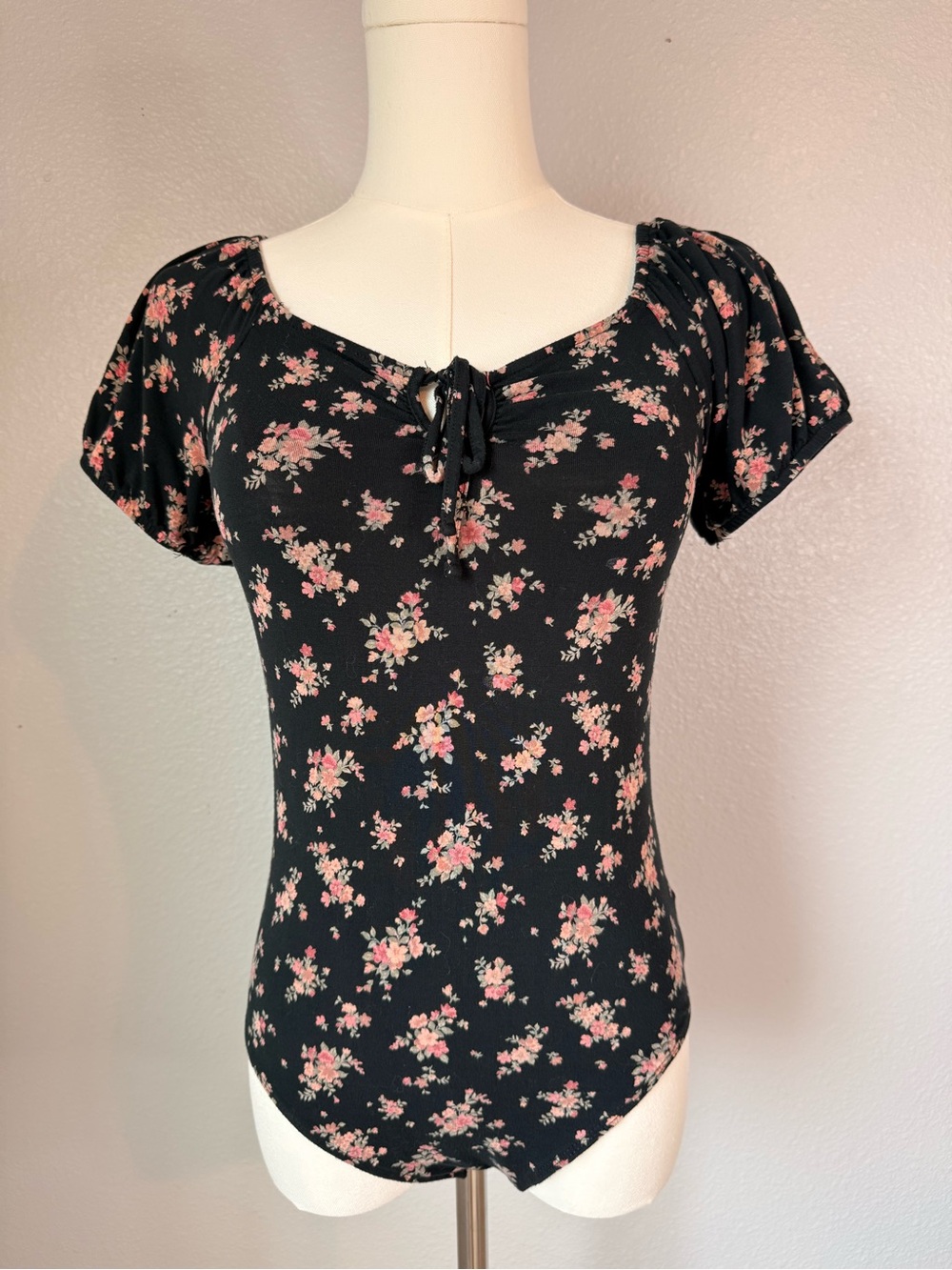 American Eagle Black Floral Tie Front Bodysuit Size Medium Short Sleeve